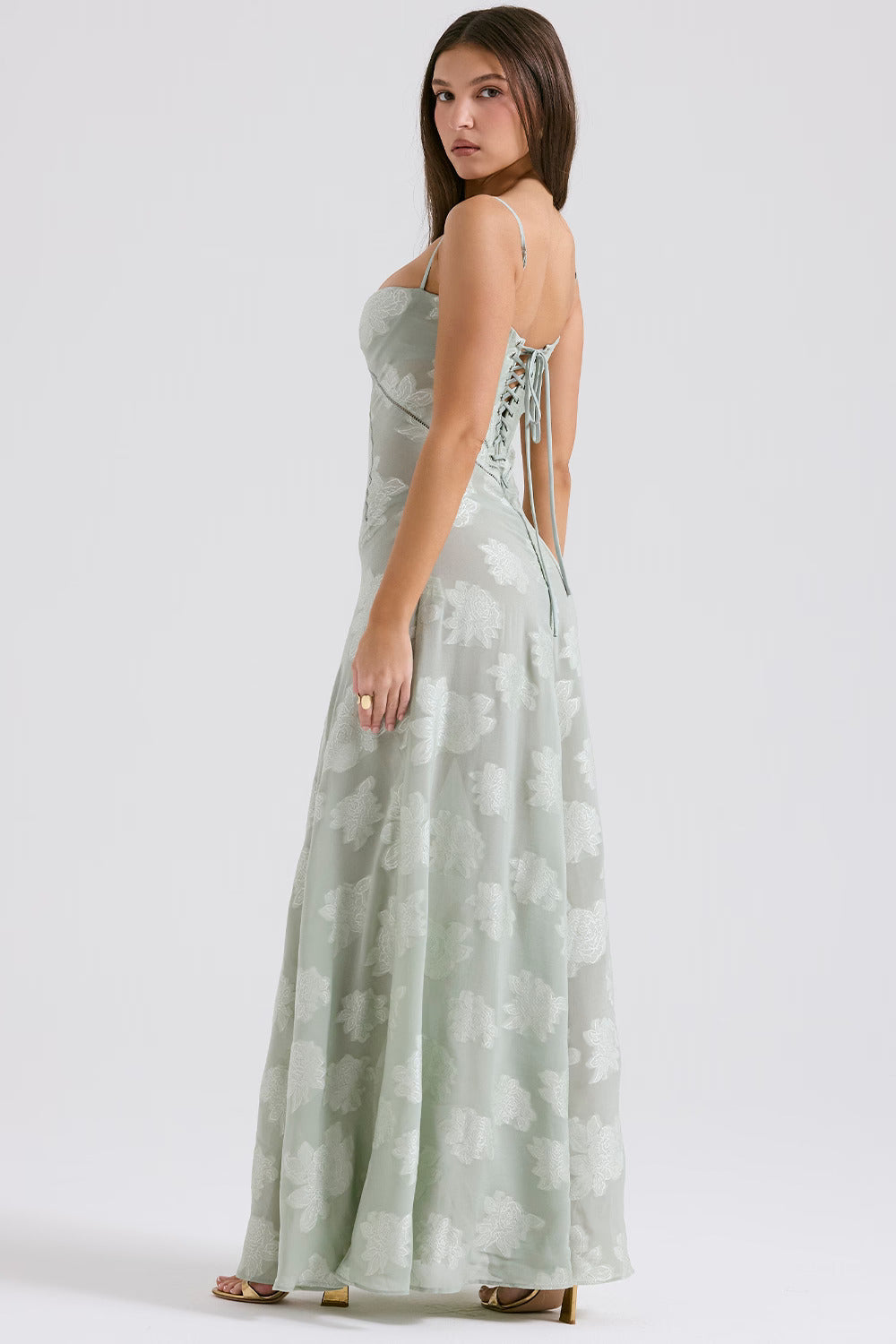 Inaya | Robe Transparente & Élégance Sombre