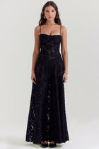 Inaya | Robe Transparente & Élégance Sombre