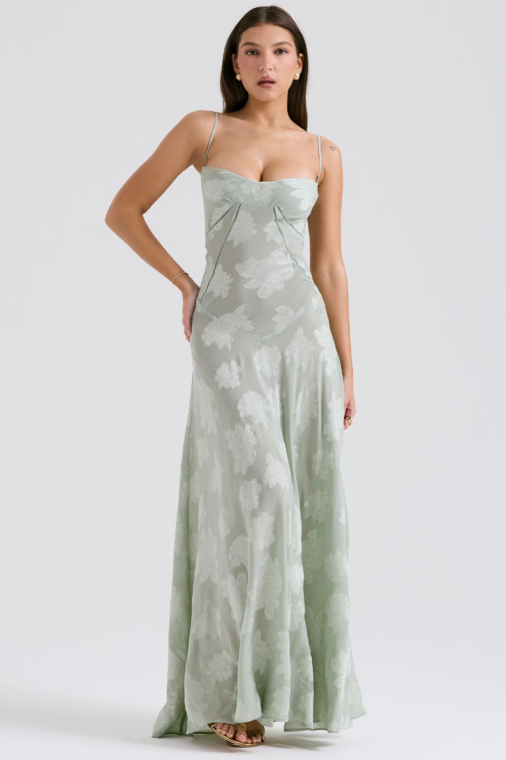Inaya | Robe Transparente & Élégance Sombre