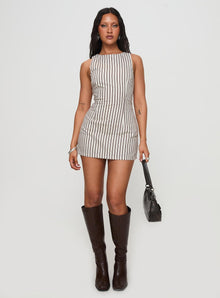 Alba | Robe Courte Structurée & Attitude Parisienne