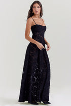 Inaya | Robe Transparente & Élégance Sombre