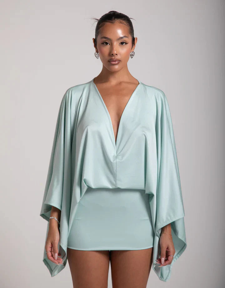 Mila | Robe Mini Satinée & Décolleté Profond