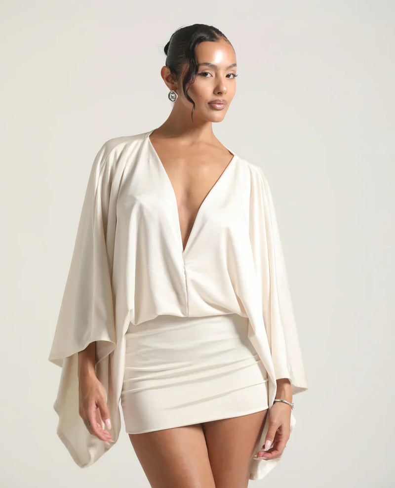 Mila | Robe Mini Satinée & Décolleté Profond