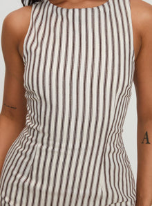 Alba | Robe Courte Structurée & Attitude Parisienne