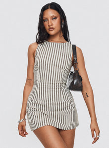 Alba | Robe Courte Structurée & Attitude Parisienne