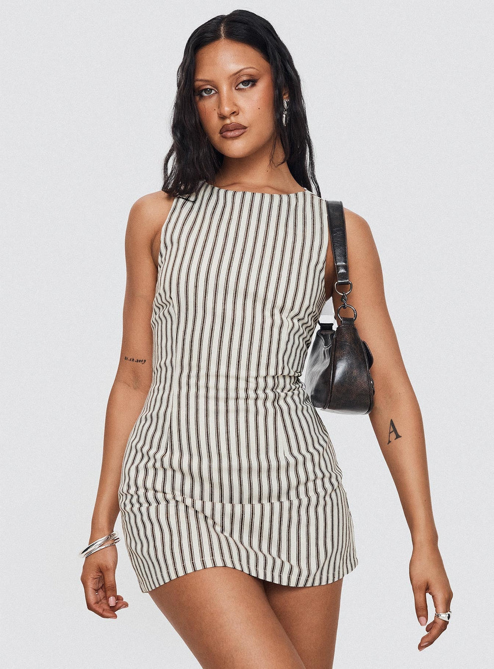 Alba | Robe Courte Structurée & Attitude Parisienne