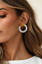 Boucles d'oreilles carrées et circulaires marbrées beige