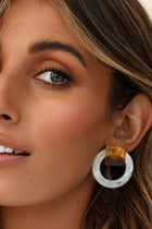 Boucles d'oreilles carrées et circulaires marbrées beige