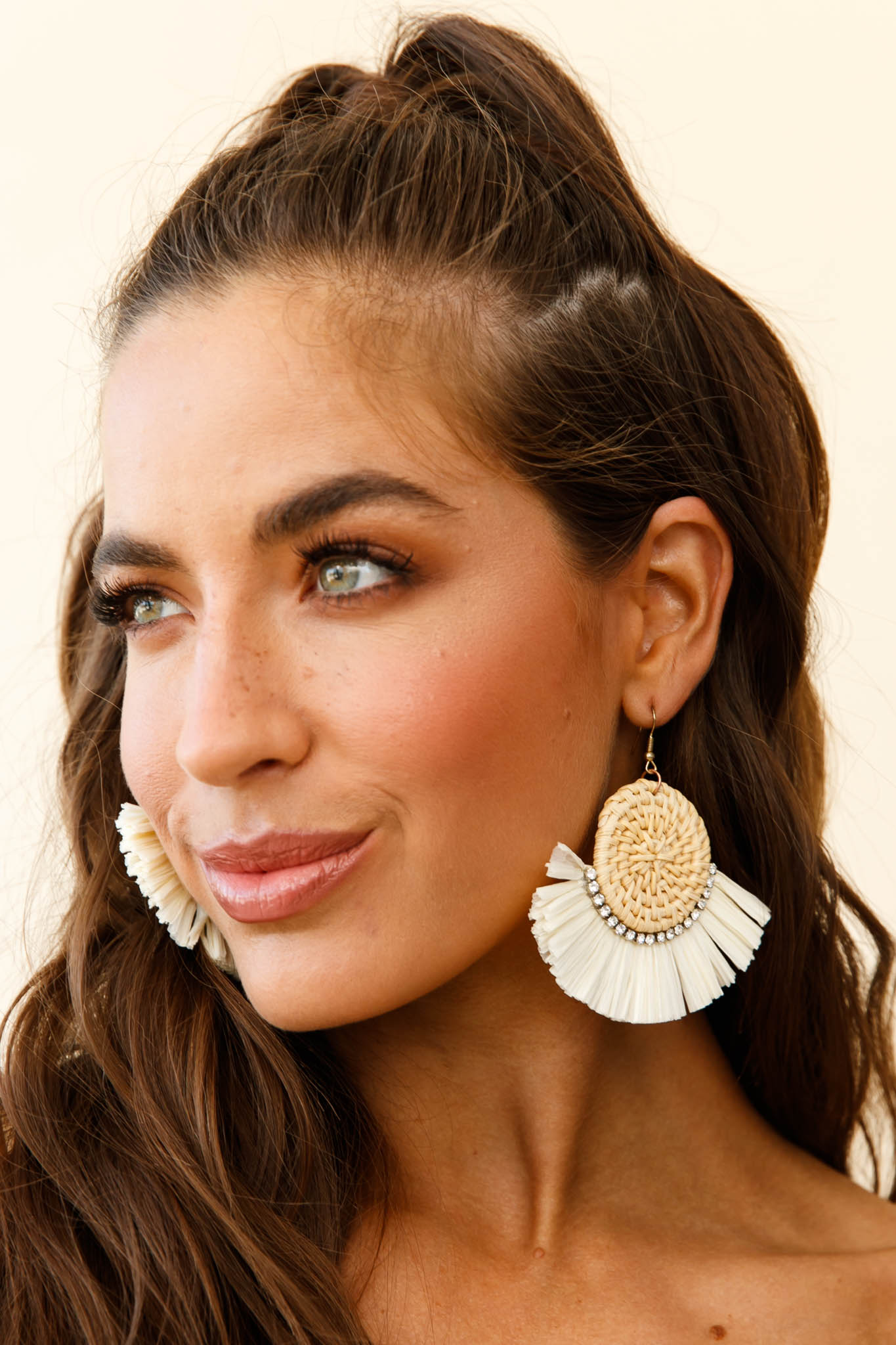 Boucles d'oreilles en paille tissée avec accent diamante Kenya Naturel
