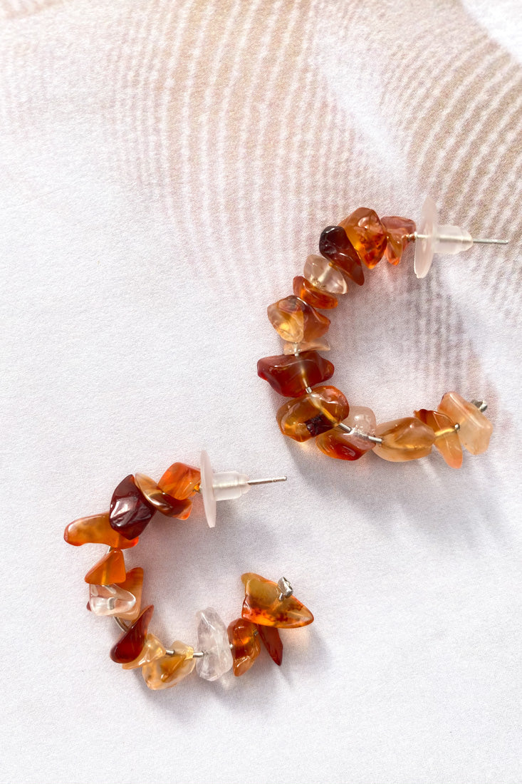 Boucles d'oreilles créoles en pierre brute Jasmine Tan