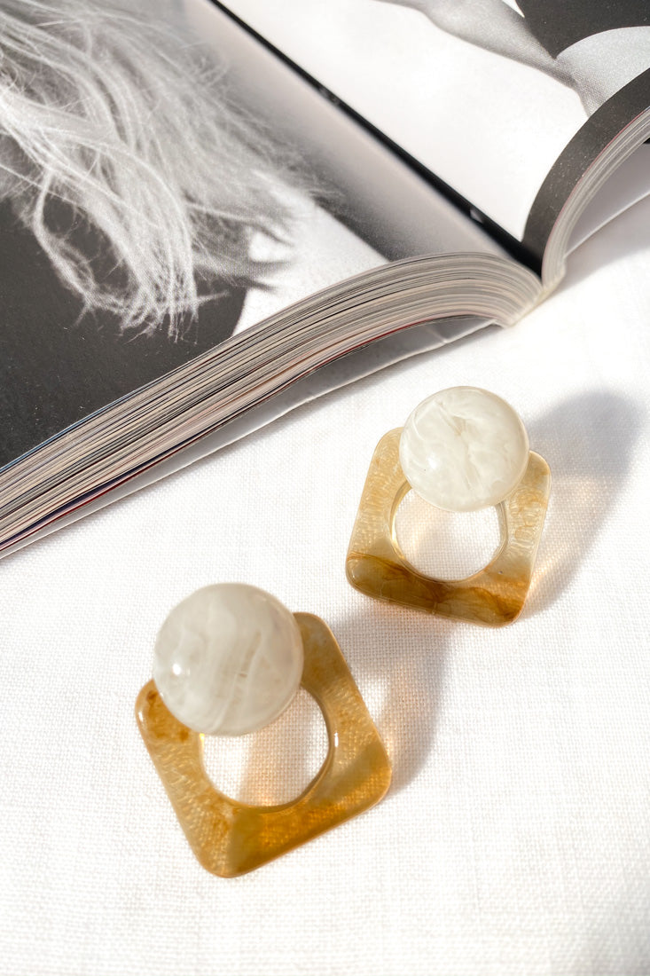 Boucles d'oreilles en acrylique marbré géométrique Halle Beige