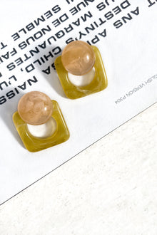 Boucles d'oreilles en acrylique marbré géométrique Halle Jaune