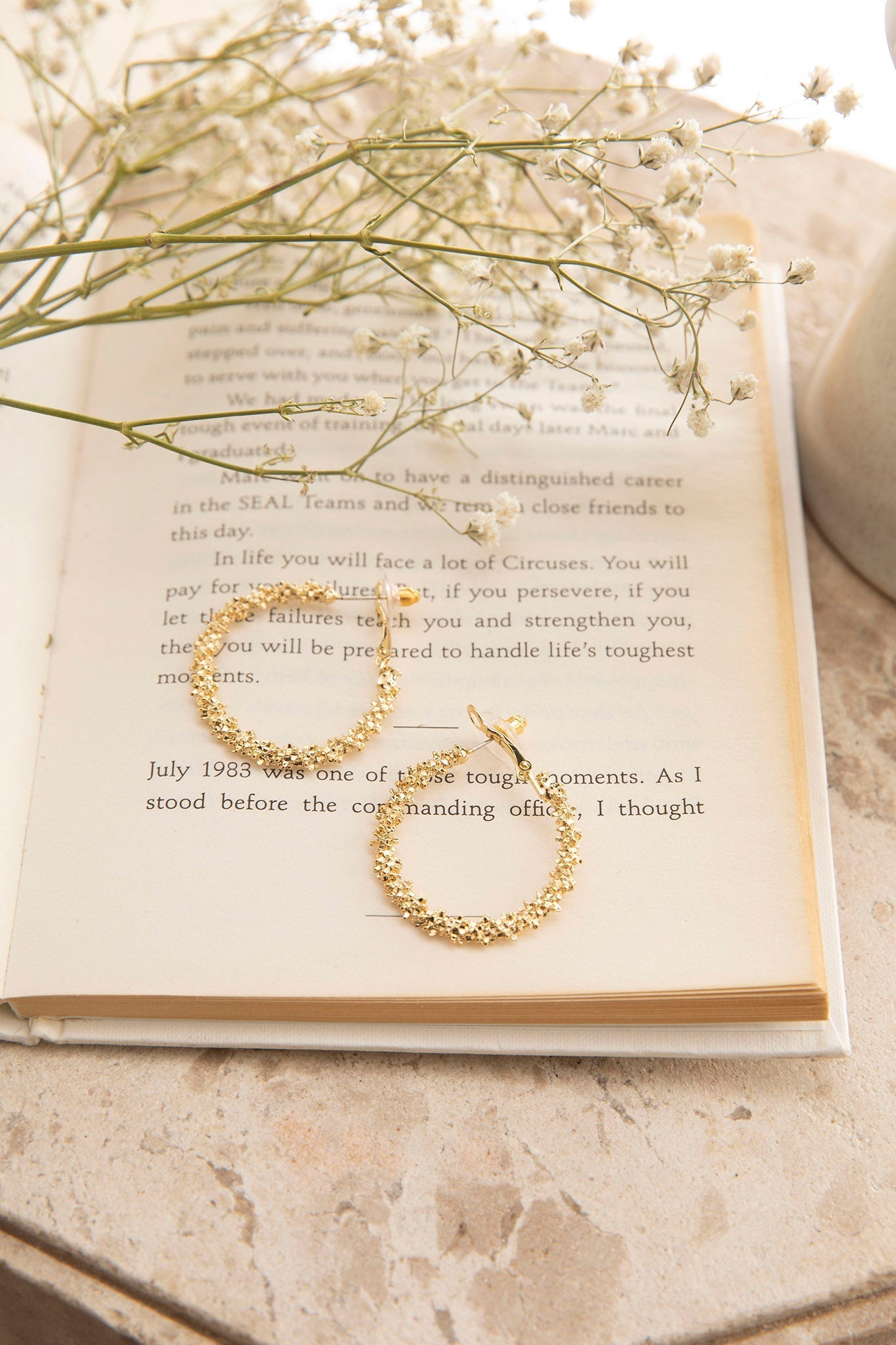 Boucles d'oreilles créoles texturées Saturne en or