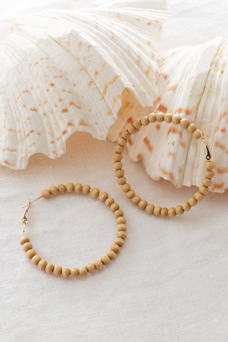 Boucles d'oreilles créoles en perles en bois Nala Beige