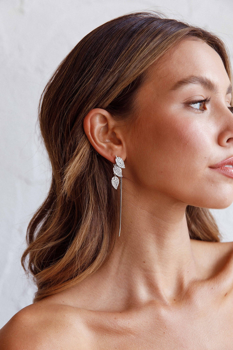 Boucles d'oreilles pendantes en forme de feuilles en zircon argenté