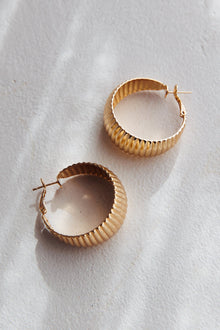 Boucles d'oreilles créoles ribbed Laureen en or