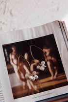 Boucles d'oreilles longues en crochets avec accents en perles dorées