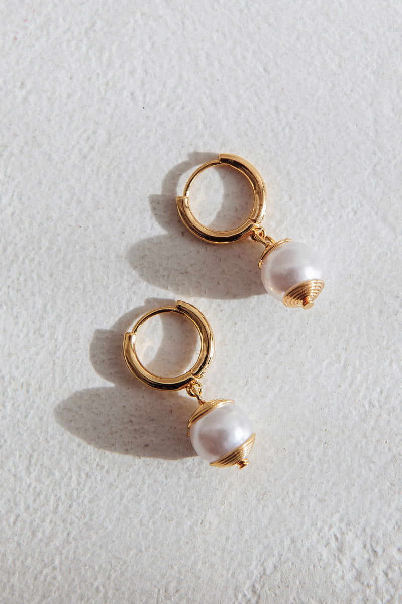 Boucles d'oreilles goutte en perles d'ébène dorées