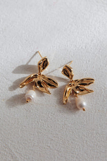 Boucles d'oreilles Lucie en forme de fleur avec perle en or