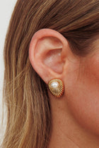 Boucles d'oreilles puces Anika perles dorées