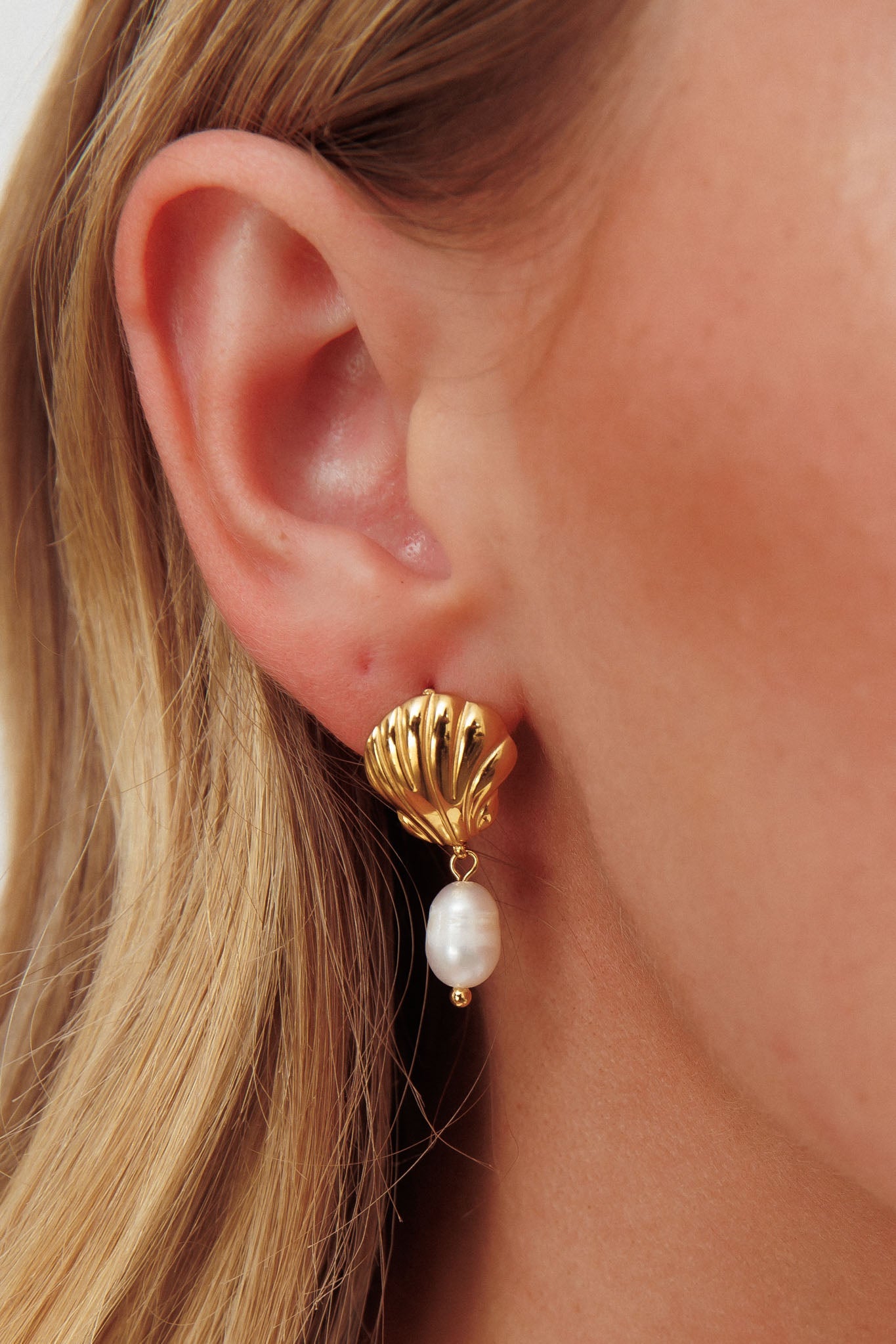 Boucles d'Oreilles Coralee en Coquillage et Perle Dorées