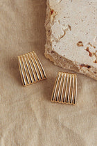 Boucles d'oreilles géométriques à stries Parker Or