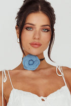 Collier ras du cou Tiana en denim avec fleur
