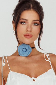 Collier ras du cou Tiana en denim avec fleur
