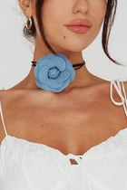 Collier ras du cou Tiana en denim avec fleur