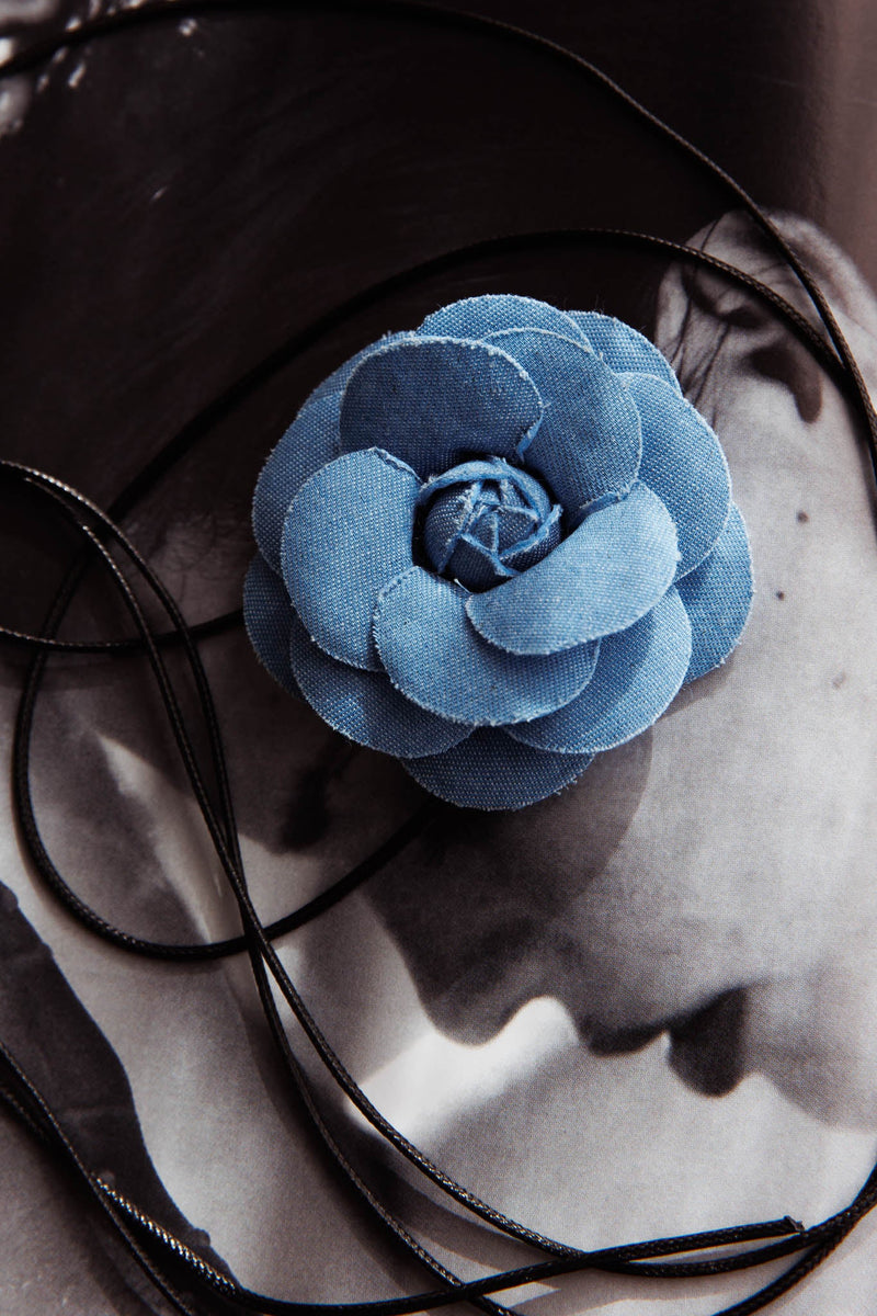 Collier ras du cou Tiana en denim avec fleur