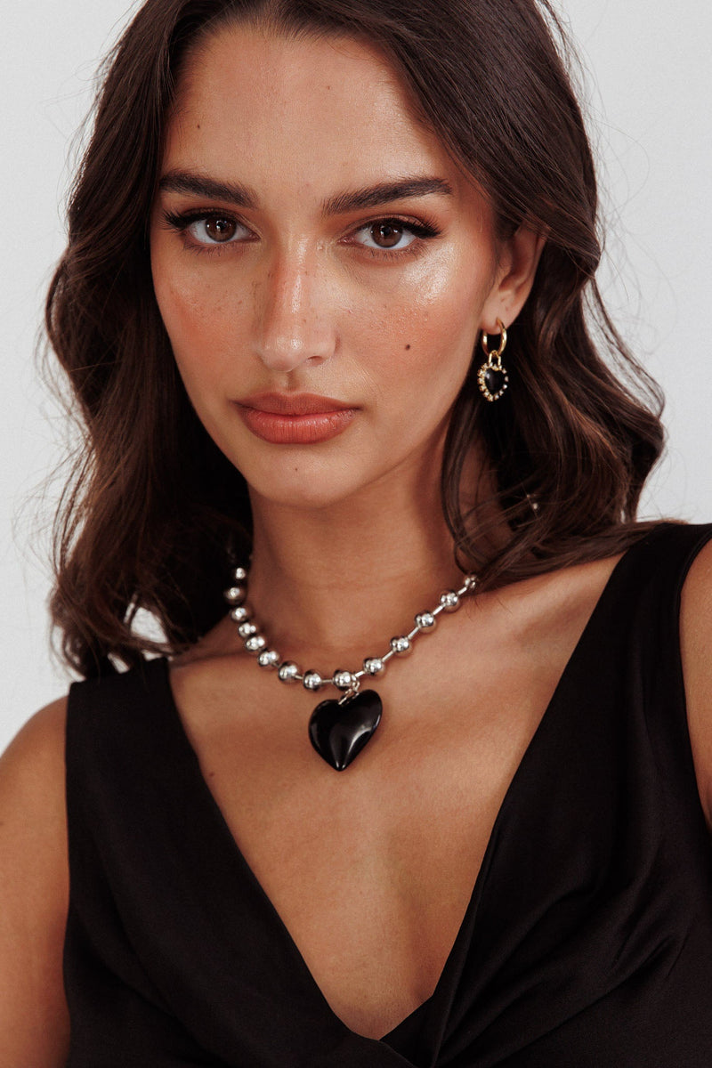 Collier Grand Cœur en Perles Argentées Lee Noir