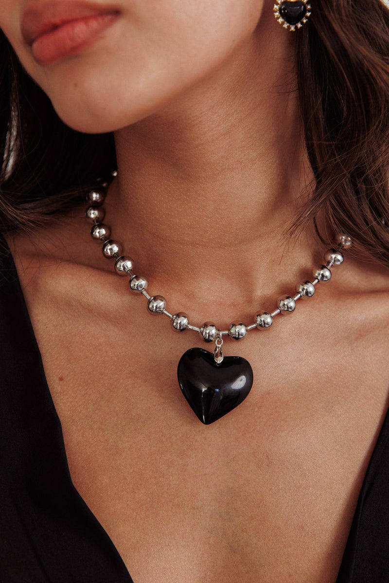 Collier Grand Cœur en Perles Argentées Lee Noir