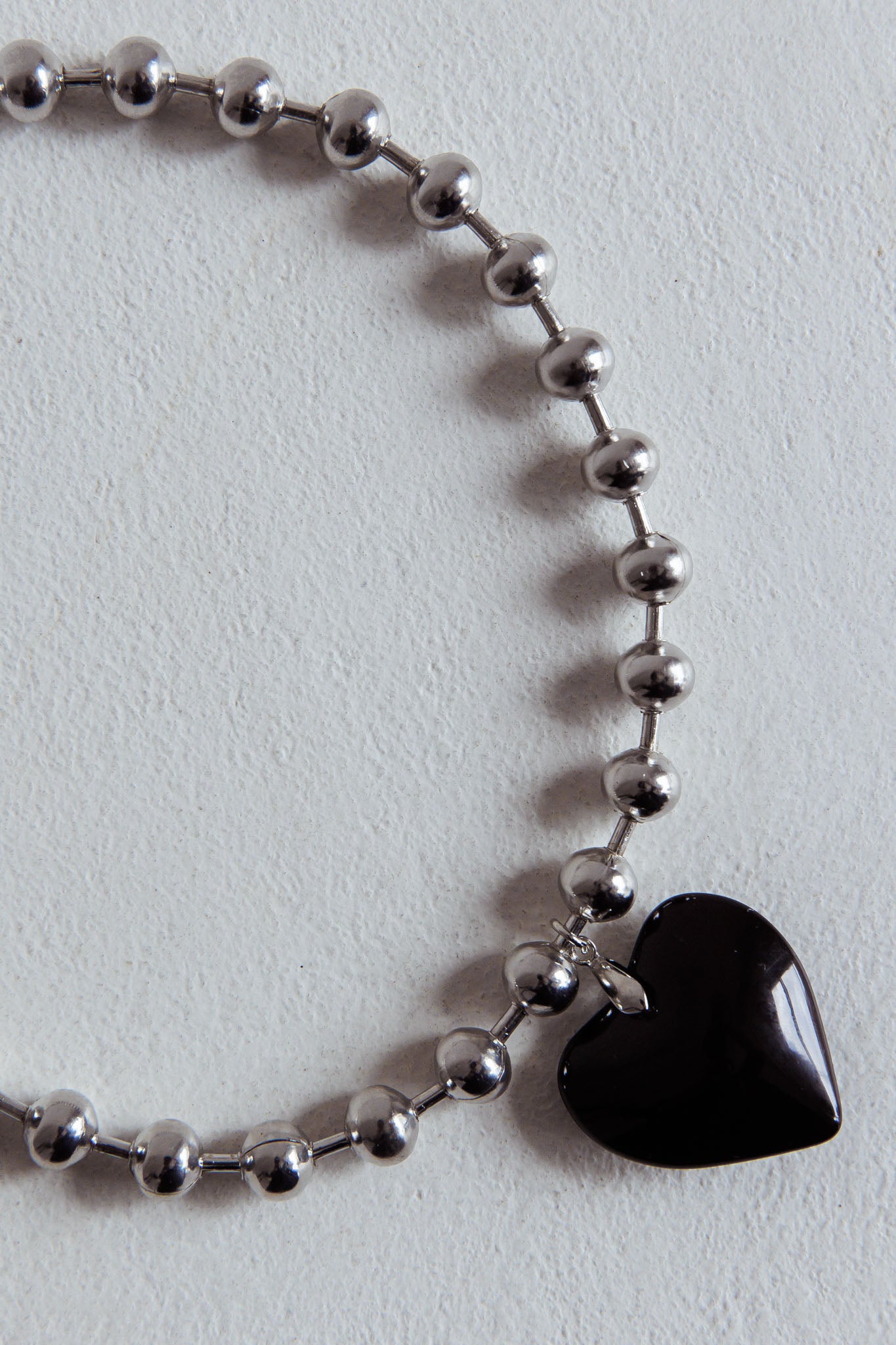 Collier Grand Cœur en Perles Argentées Lee Noir