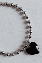 Collier Grand Cœur en Perles Argentées Lee Noir