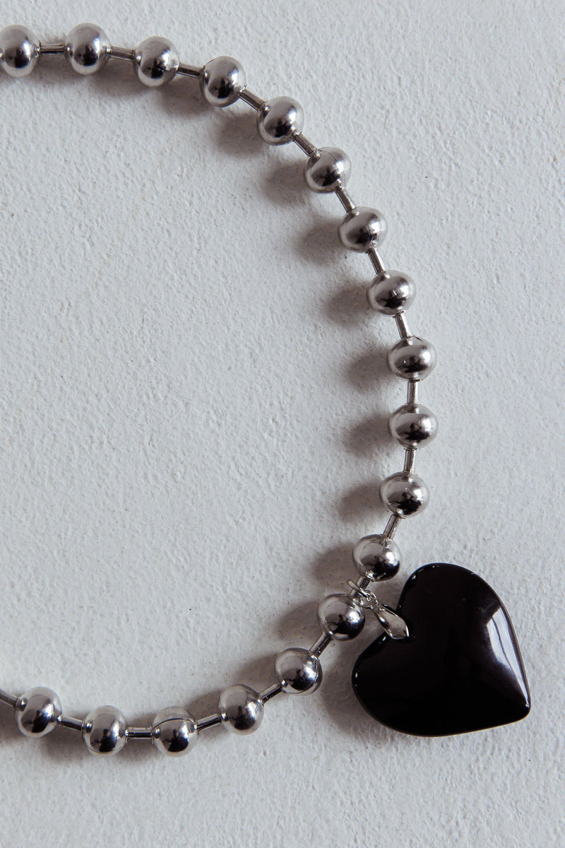 Collier Grand Cœur en Perles Argentées Lee Noir