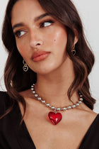 Collier Grand Cœur en Perles Argentées Lee Rouge