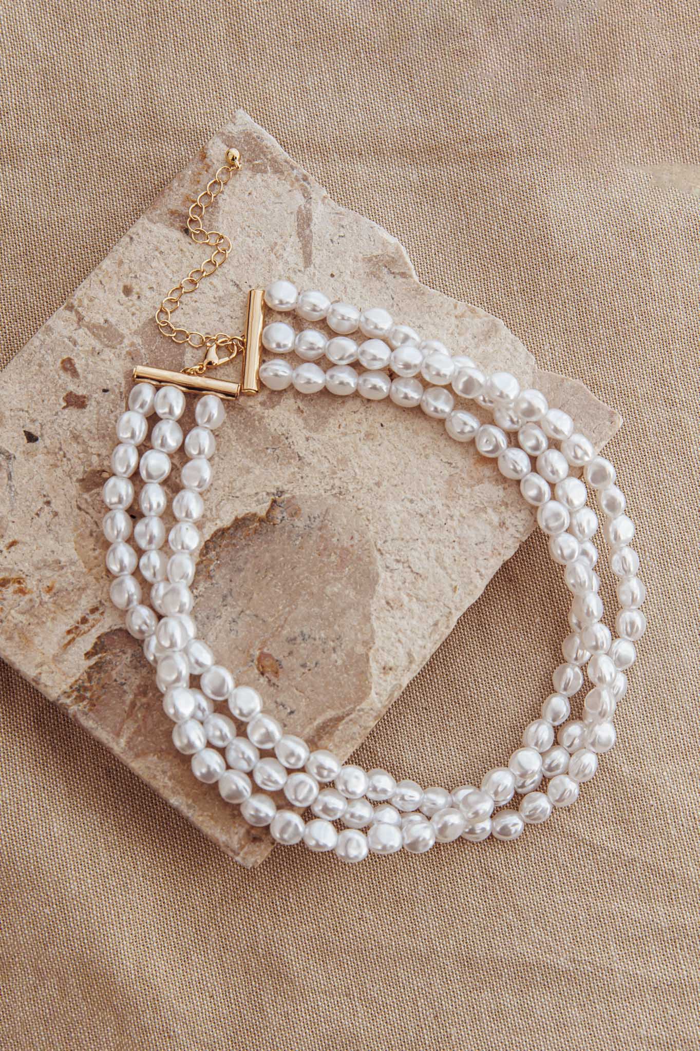 Collier Baroque à Trois Brins Roxanne Perle