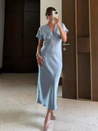 Lina | Robe Satinée & Décolleté Élégant