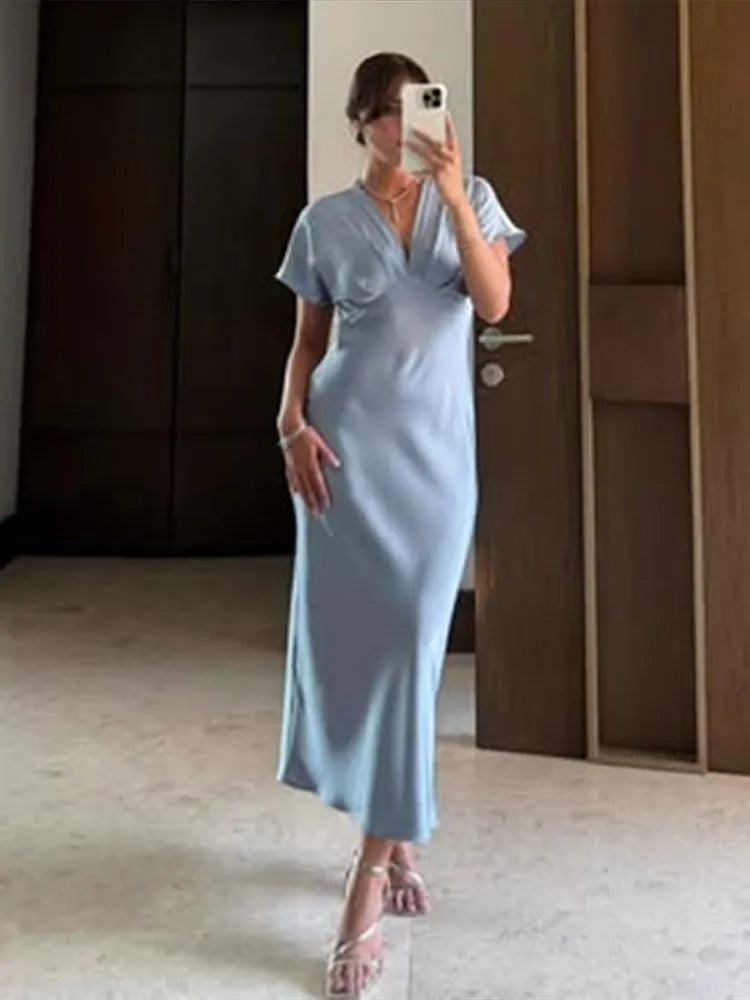 Lina | Robe Satinée & Décolleté Élégant