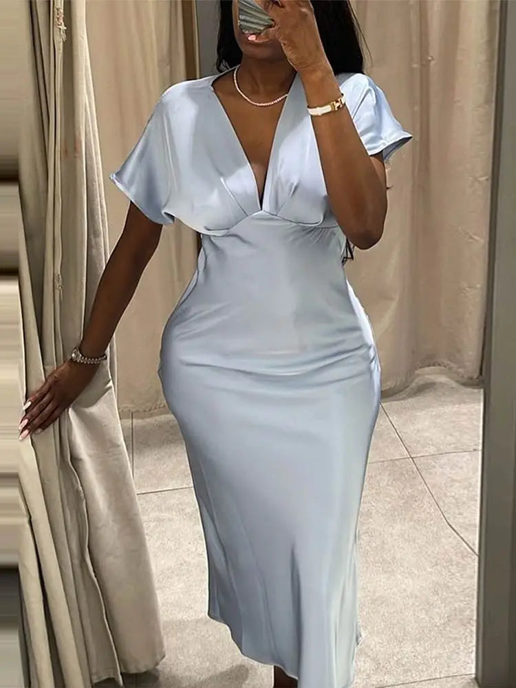 Lina | Robe Satinée & Décolleté Élégant