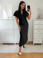 Lina | Robe Satinée & Décolleté Élégant