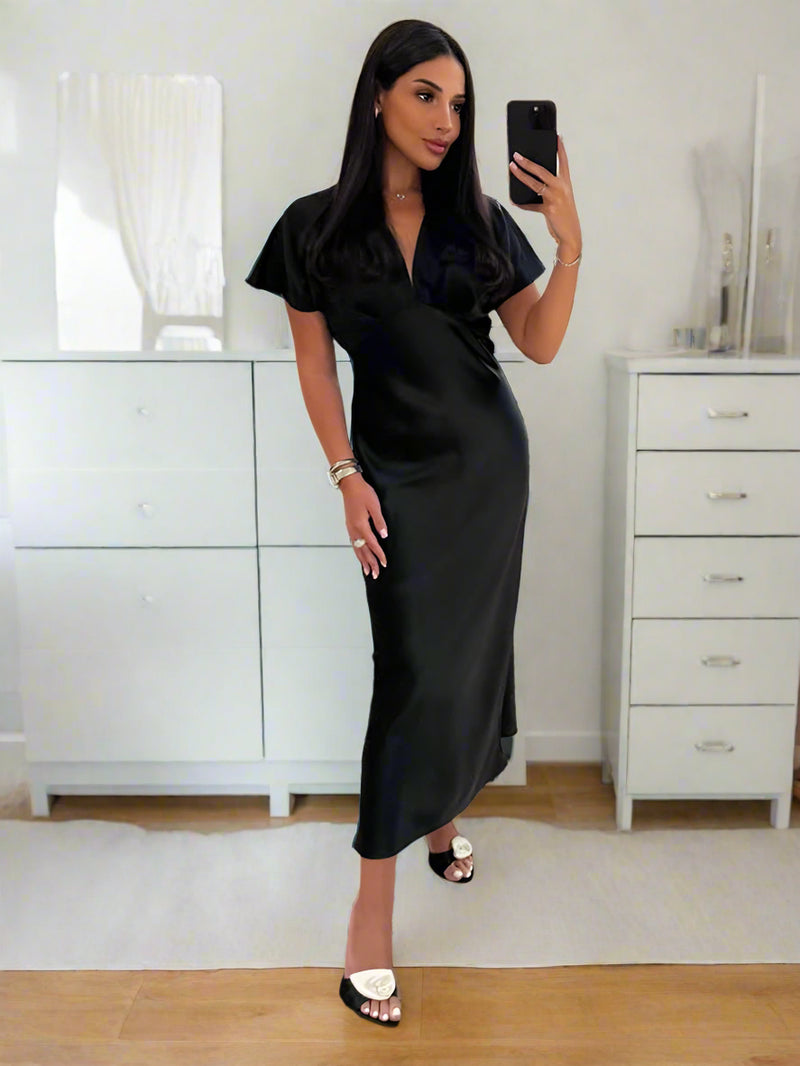 Lina | Robe Satinée & Décolleté Élégant