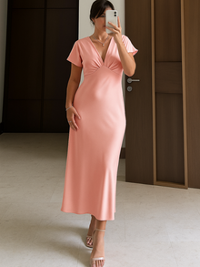 Lina | Robe Satinée & Décolleté Élégant