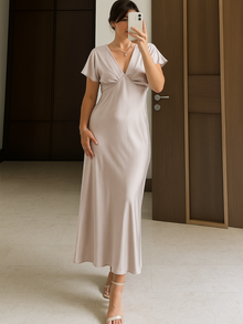 Lina | Robe Satinée & Décolleté Élégant