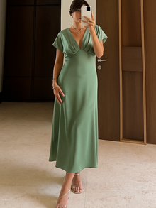 Lina | Robe Satinée & Décolleté Élégant