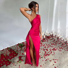 Delya | Robe Fendue Noire & Silhouette Sculptée