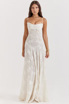 Inaya | Robe Transparente & Élégance Sombre